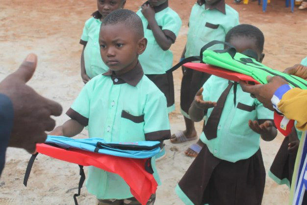 Élèves recevant leur kit scolaire lors de Back to School